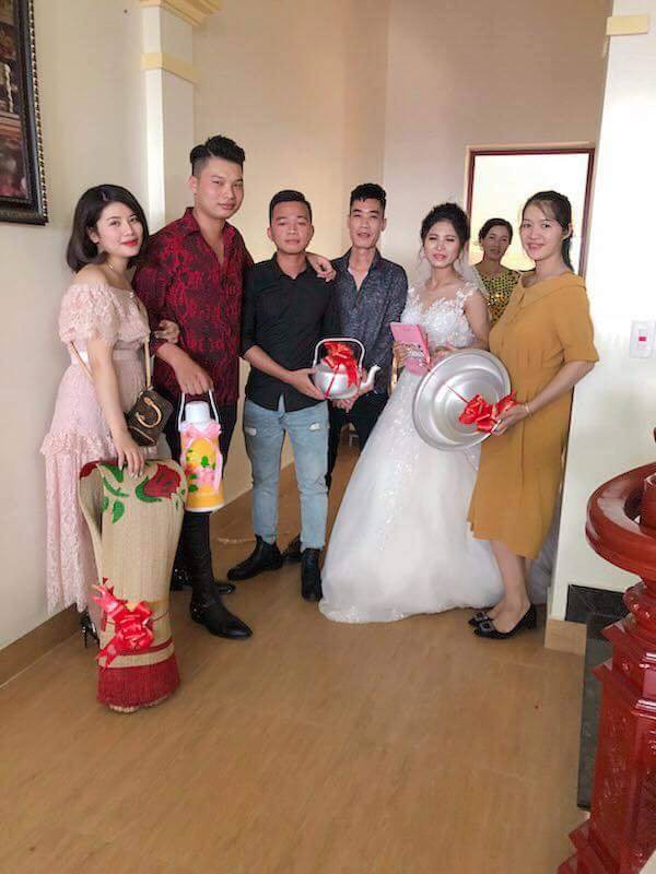 Cô dâu đưa tay chấm nước mắt khi nhìn thấy quà cưới lấy ra từ chiếc xe Mercedes sang trọng-3