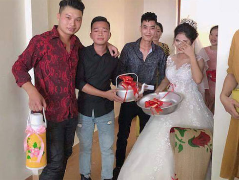 Cô dâu chú rể và tấm biển quà cưới tặng 10 tỷ đồng gây tranh cãi mạng xã hội-2