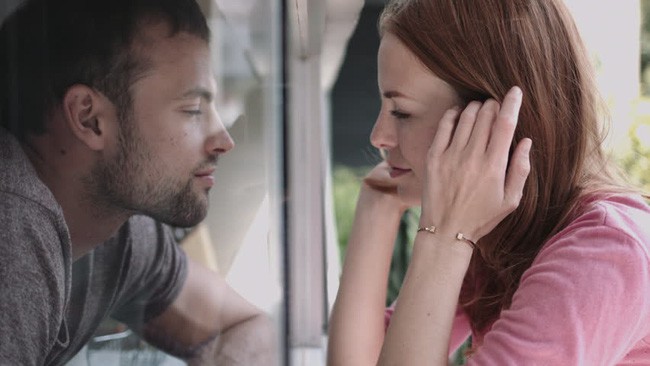 Nhìn thấy bao thuốc lá của chồng trong nhà vệ sinh, tôi mở ra xem và chết lặng khi nhìn thấy thứ bên trong-1