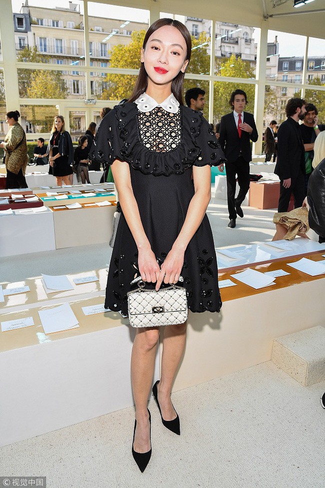 Ngô Cẩn Ngôn mặc đẹp nhưng kém sang vì quá gầy, Xa Thi Mạn nhờ nhan sắc xinh đẹp vớt vát một ca mặc sến tại Paris Fashion Week-1