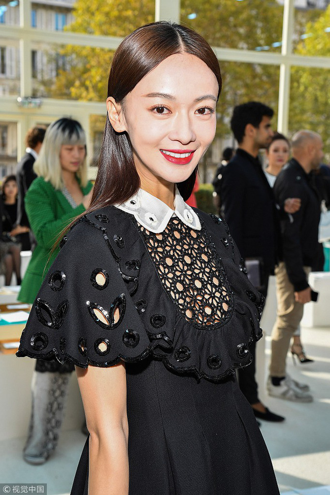 Ngô Cẩn Ngôn mặc đẹp nhưng kém sang vì quá gầy, Xa Thi Mạn nhờ nhan sắc xinh đẹp vớt vát một ca mặc sến tại Paris Fashion Week-2