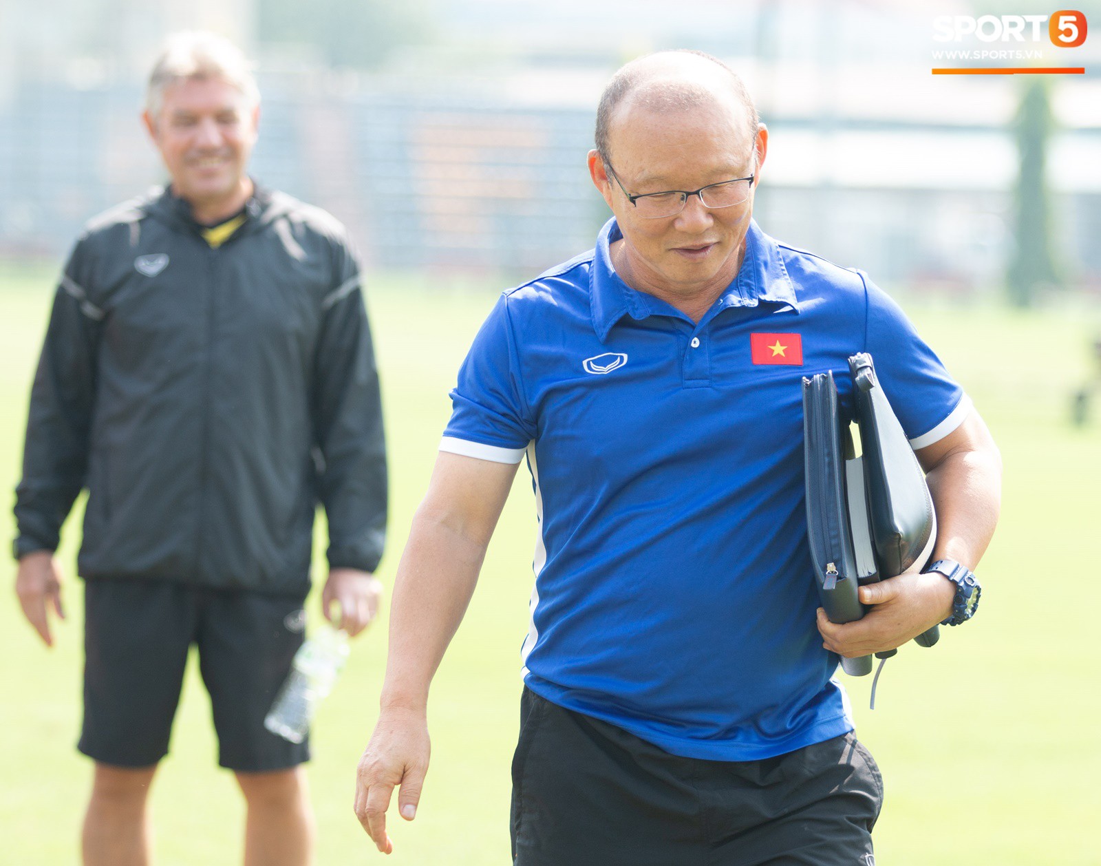 HLV Park Hang Seo xuất hiện bên cạnh trợ lý ngôn ngữ mới, cao ráo và sáng sủa chuẩn Hàn Quốc-1