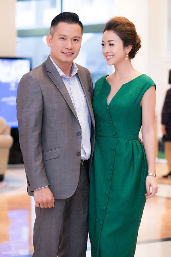 Jennifer Phạm rạng ngời sánh đôi ông xã điển trai phong độ-5