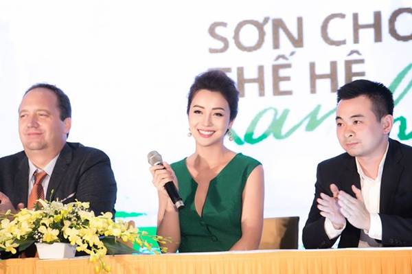 Jennifer Phạm rạng ngời sánh đôi ông xã điển trai phong độ-8