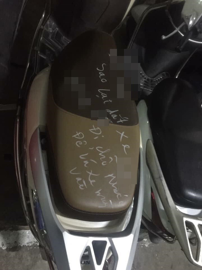 Xuống hầm lấy xe, đôi vợ chồng giật mình với lời nhắn gửi viết trên yên-1