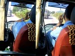 Tài xế xe buýt liều mạng nhất Hà thành: Chơi smartphone, lao giữa phố đông-1