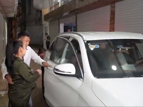 Sự thật đằng sau câu chuyện chồng làm lụng vất vả mua ô tô gần 2 tỷ tặng vợ được dân tình cho là dàn dựng