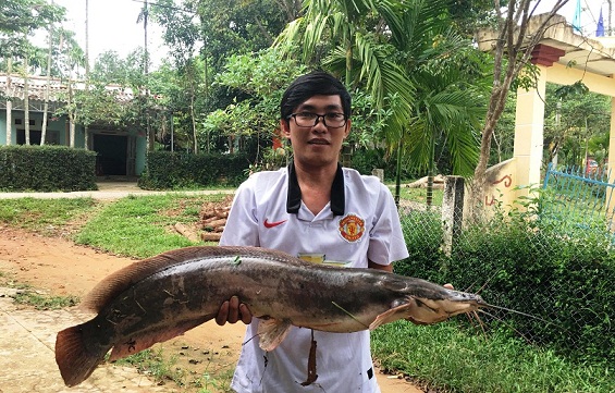 Cần thủ kể chuyện vật lộn tóm cá trê khủng dài 1m, nặng gần 10kg-2