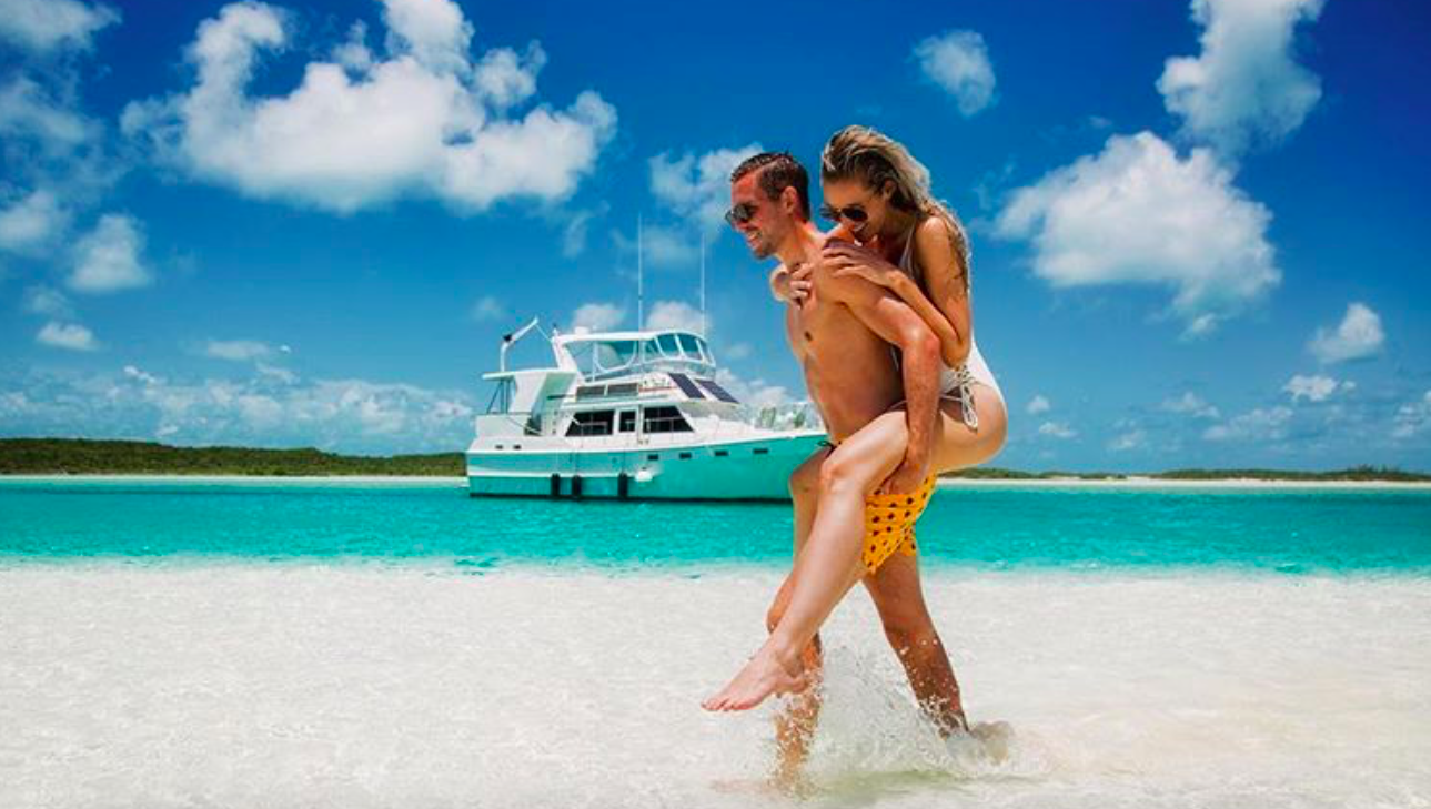 Chàng là cầu thủ điển trai, nàng là hoa hậu xinh không tỳ vết, hai người được ví như cặp Victoria – Beckham của đất nước Iceland-1