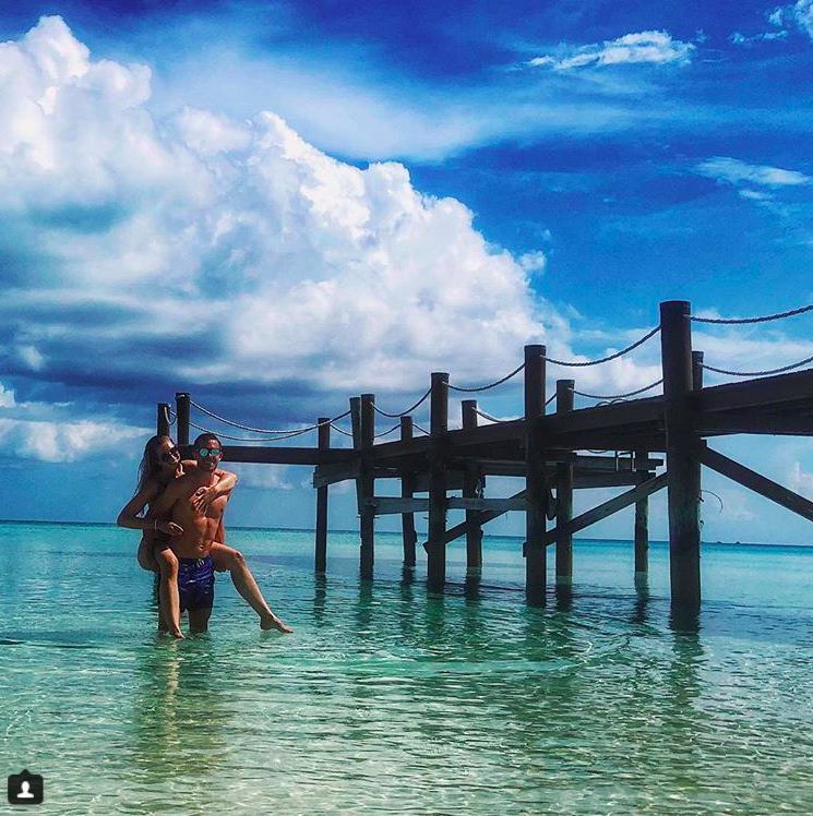 Chàng là cầu thủ điển trai, nàng là hoa hậu xinh không tỳ vết, hai người được ví như cặp Victoria – Beckham của đất nước Iceland-3