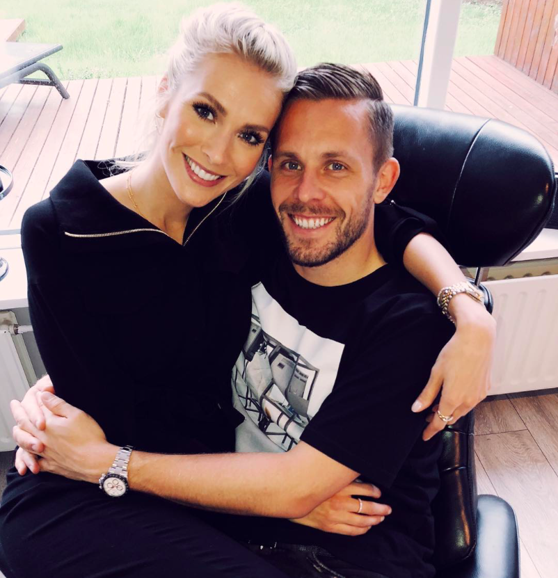 Chàng là cầu thủ điển trai, nàng là hoa hậu xinh không tỳ vết, hai người được ví như cặp Victoria – Beckham của đất nước Iceland-5