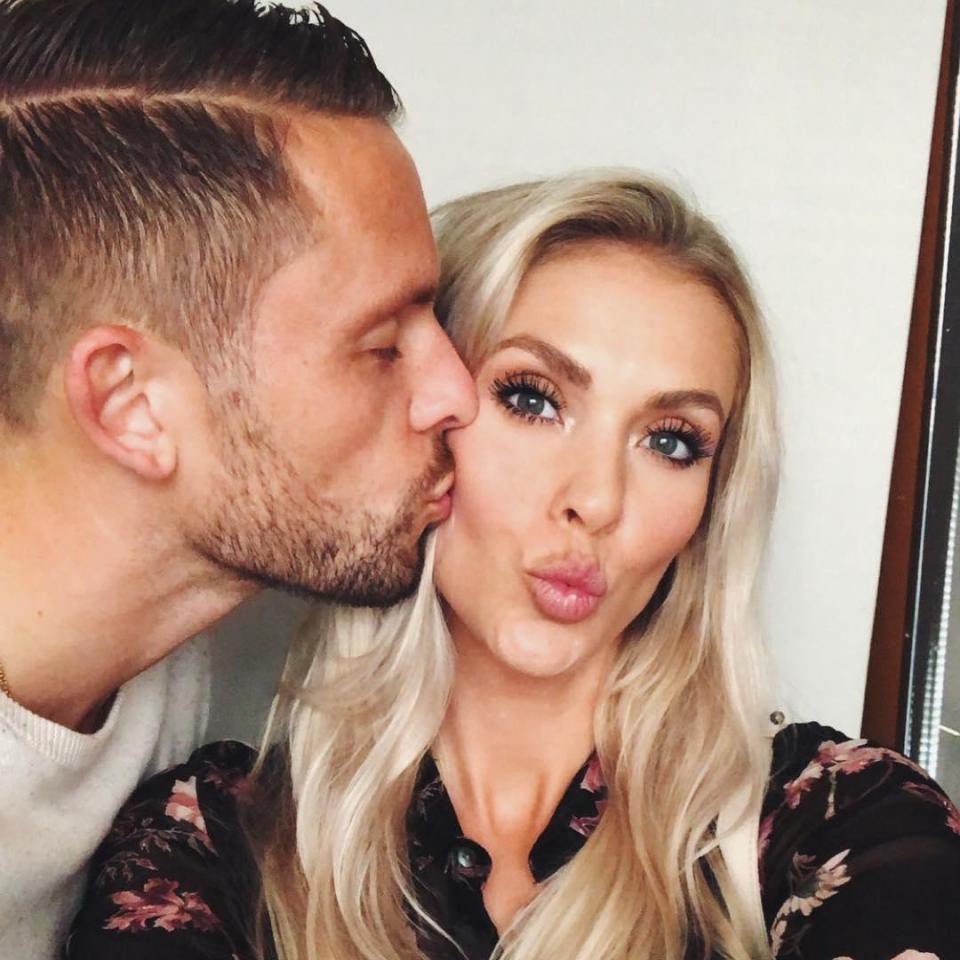 Chàng là cầu thủ điển trai, nàng là hoa hậu xinh không tỳ vết, hai người được ví như cặp Victoria – Beckham của đất nước Iceland-6