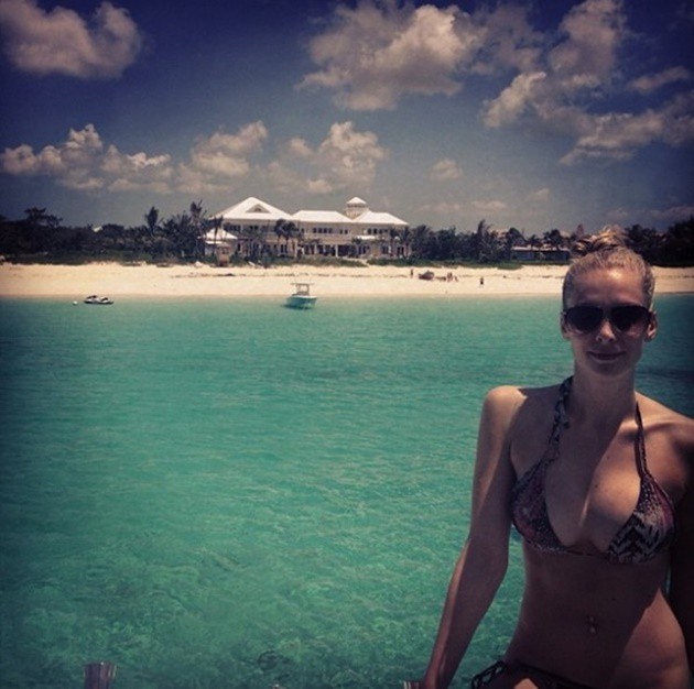 Chàng là cầu thủ điển trai, nàng là hoa hậu xinh không tỳ vết, hai người được ví như cặp Victoria – Beckham của đất nước Iceland-18