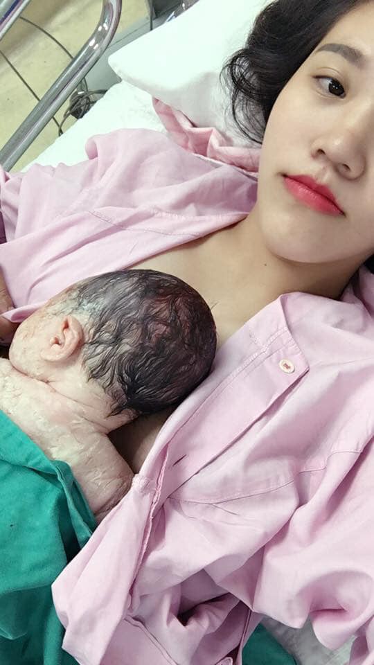 Mẹ trẻ chia sẻ khoảnh khắc hạnh phúc lần đầu gặp con trên bàn đẻ, 500 chị em chỉ vào khen chi tiết này-2