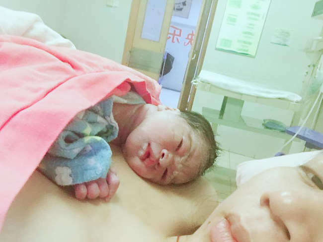 Mẹ trẻ chia sẻ khoảnh khắc hạnh phúc lần đầu gặp con trên bàn đẻ, 500 chị em chỉ vào khen chi tiết này-12