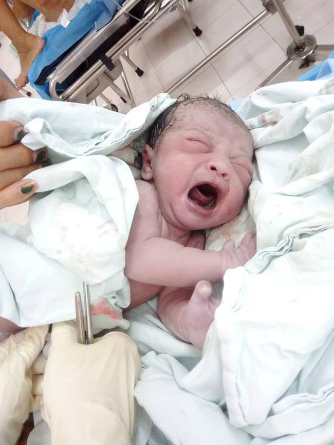 Mẹ trẻ chia sẻ khoảnh khắc hạnh phúc lần đầu gặp con trên bàn đẻ, 500 chị em chỉ vào khen chi tiết này-14