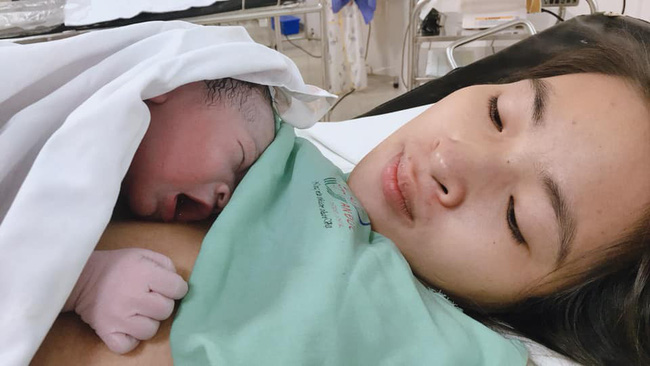 Mẹ trẻ chia sẻ khoảnh khắc hạnh phúc lần đầu gặp con trên bàn đẻ, 500 chị em chỉ vào khen chi tiết này-5
