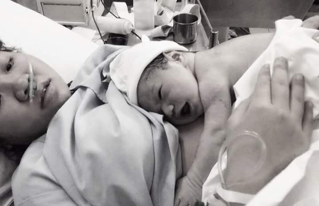 Mẹ trẻ chia sẻ khoảnh khắc hạnh phúc lần đầu gặp con trên bàn đẻ, 500 chị em chỉ vào khen chi tiết này-6