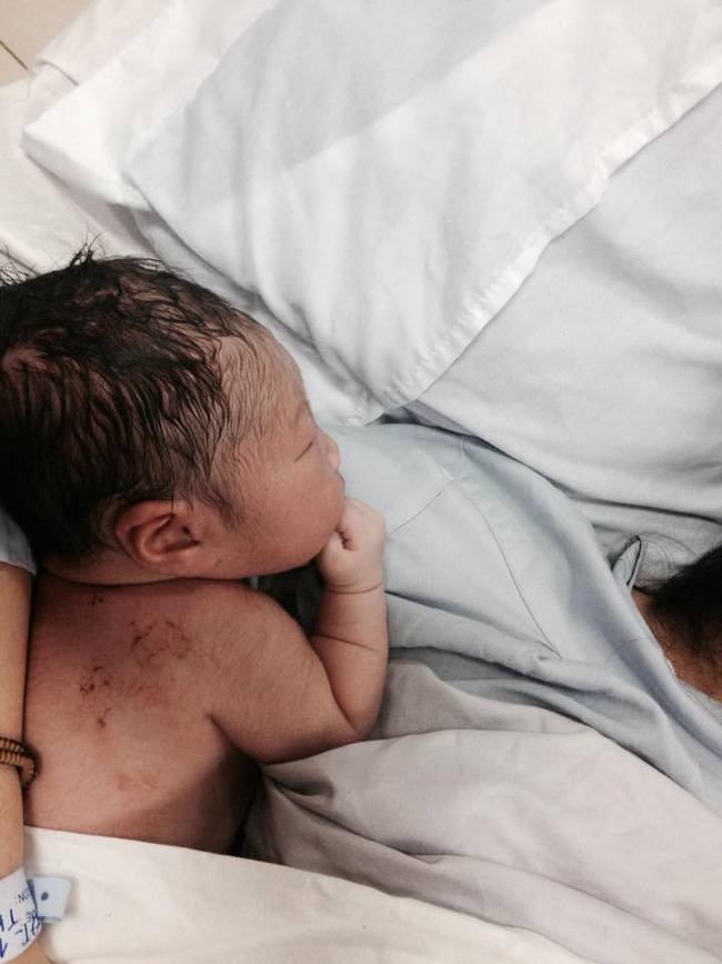 Mẹ trẻ chia sẻ khoảnh khắc hạnh phúc lần đầu gặp con trên bàn đẻ, 500 chị em chỉ vào khen chi tiết này-8