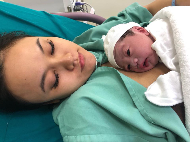 Mẹ trẻ chia sẻ khoảnh khắc hạnh phúc lần đầu gặp con trên bàn đẻ, 500 chị em chỉ vào khen chi tiết này-10