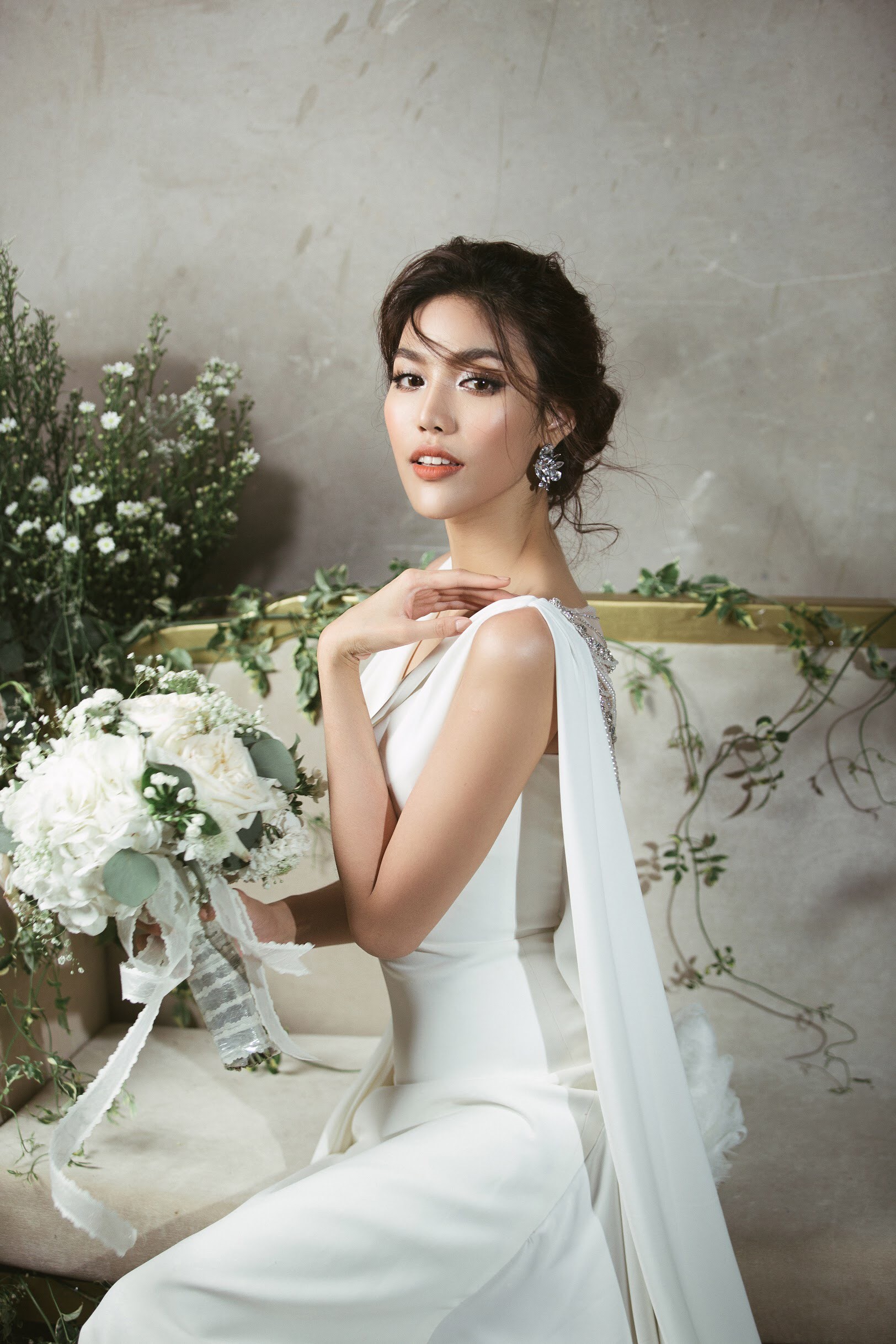 Trước 2 ngày lên xe hoa, loạt ảnh hậu trường thử váy cưới của Lan Khuê chính thức hé lộ-1