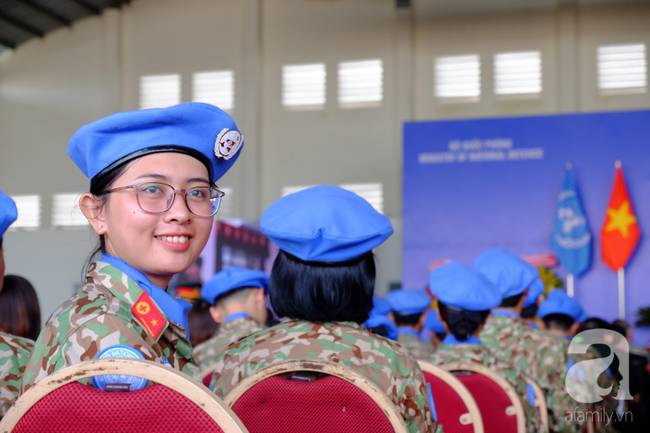 Vợ ru con ngủ khi chồng sắp đi làm nhiệm vụ quốc tế: Anh cứ giữ sức khỏe, bao lâu mẹ con em cũng chờ”-2