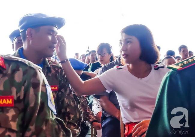 Vợ ru con ngủ khi chồng sắp đi làm nhiệm vụ quốc tế: Anh cứ giữ sức khỏe, bao lâu mẹ con em cũng chờ”-6