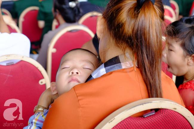 Vợ ru con ngủ khi chồng sắp đi làm nhiệm vụ quốc tế: Anh cứ giữ sức khỏe, bao lâu mẹ con em cũng chờ”-8