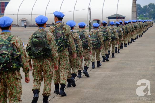 Vợ ru con ngủ khi chồng sắp đi làm nhiệm vụ quốc tế: Anh cứ giữ sức khỏe, bao lâu mẹ con em cũng chờ”-11