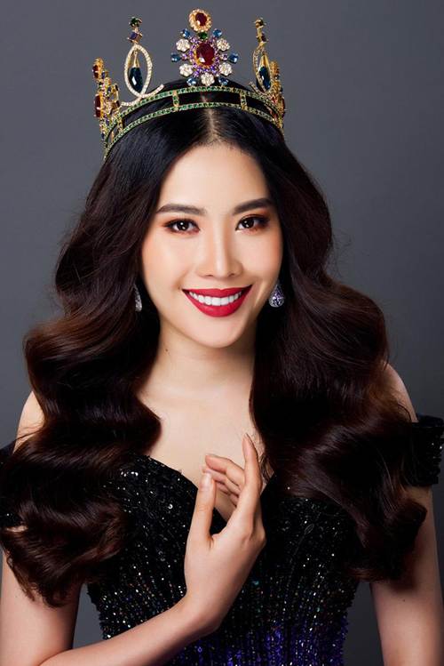 Nam Em đội vương miện, diện váy xẻ bất tận khoe body không chút mỡ thừa-3