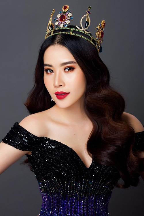 Nam Em đội vương miện, diện váy xẻ bất tận khoe body không chút mỡ thừa-4