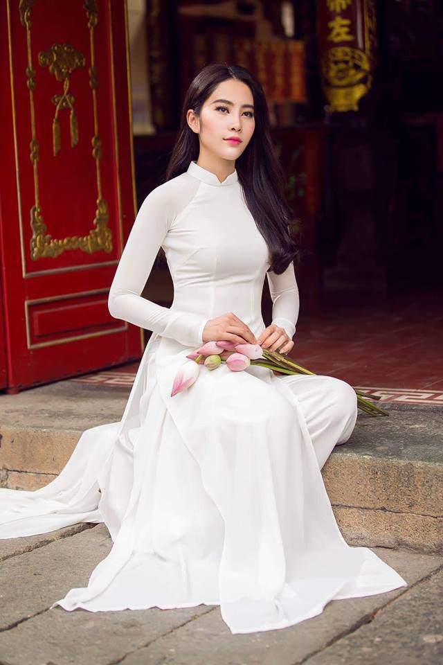 Nam Em đội vương miện, diện váy xẻ bất tận khoe body không chút mỡ thừa-10