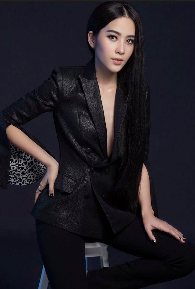 Nam Em đội vương miện, diện váy xẻ bất tận khoe body không chút mỡ thừa-11