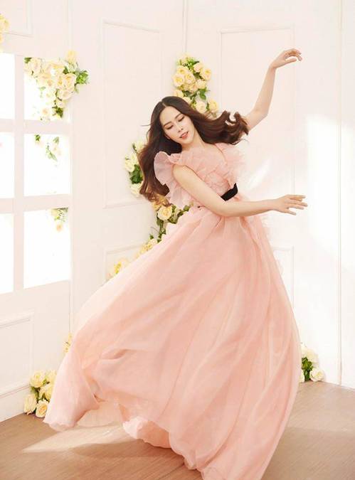 Nam Em đội vương miện, diện váy xẻ bất tận khoe body không chút mỡ thừa-7