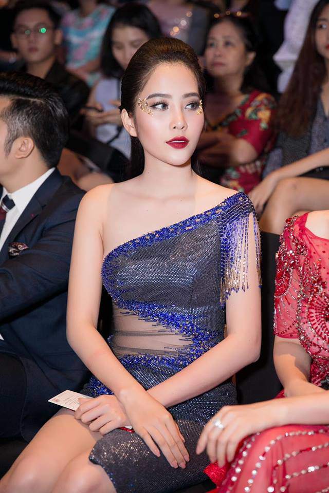 Nam Em đội vương miện, diện váy xẻ bất tận khoe body không chút mỡ thừa-13