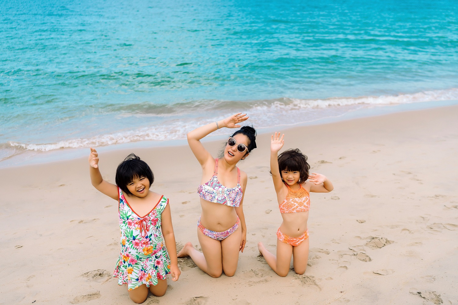 Thuý Nga khoe dáng với bikini chơi đùa cùng con gái-1