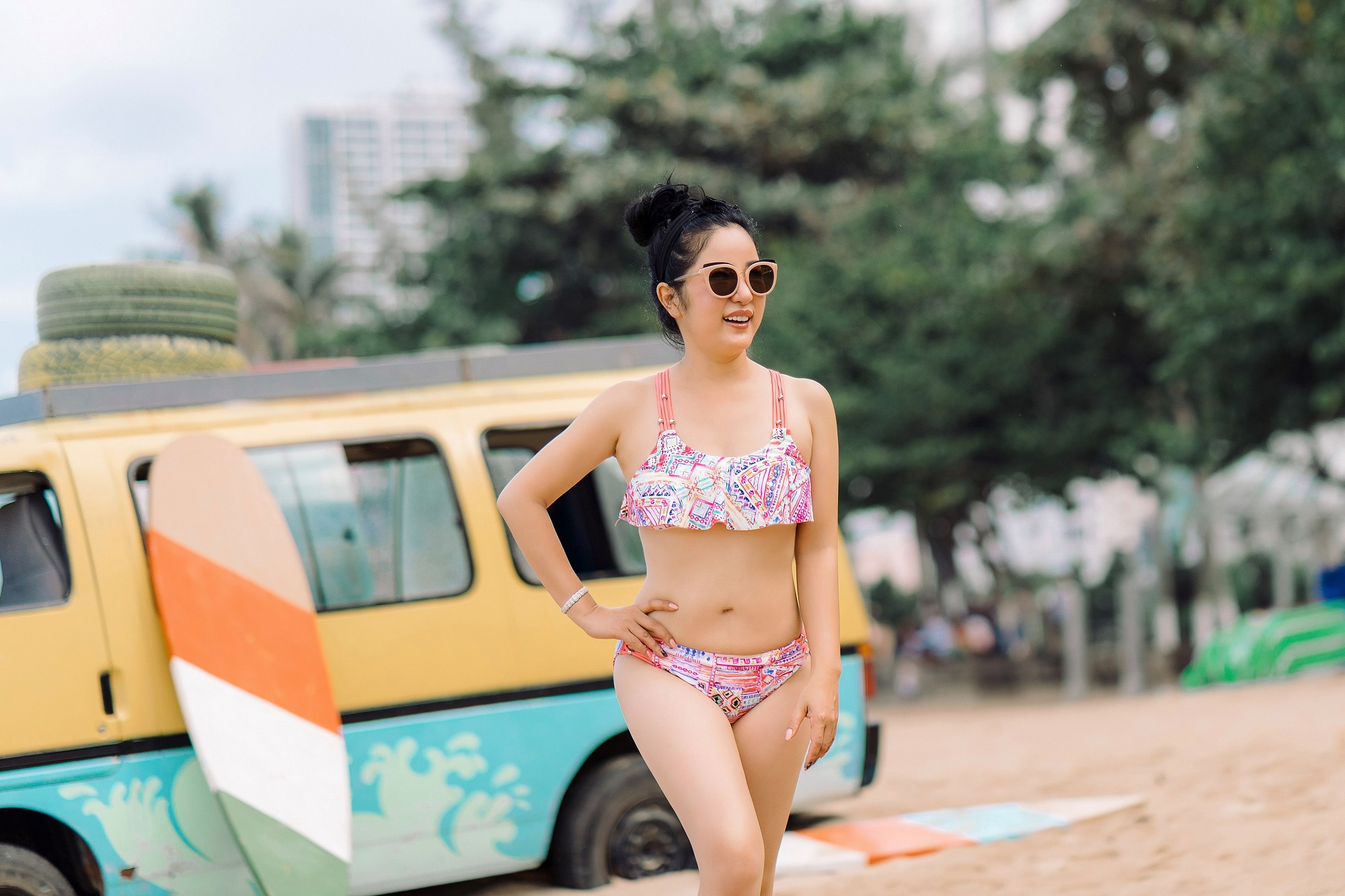 Thuý Nga khoe dáng với bikini chơi đùa cùng con gái-2