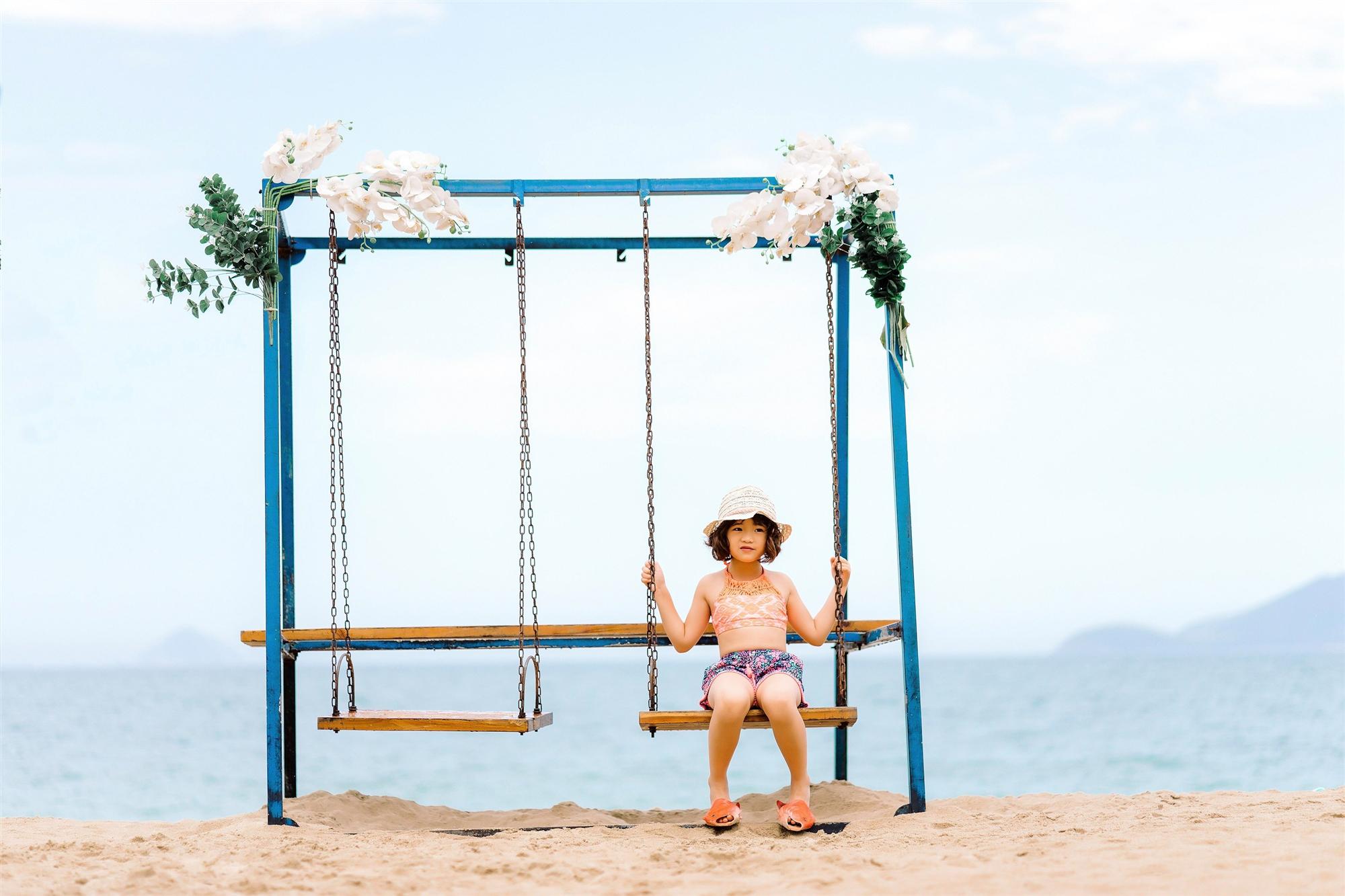 Thuý Nga khoe dáng với bikini chơi đùa cùng con gái-5