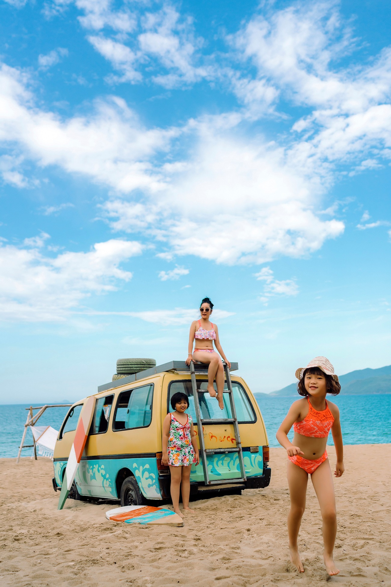 Thuý Nga khoe dáng với bikini chơi đùa cùng con gái-9