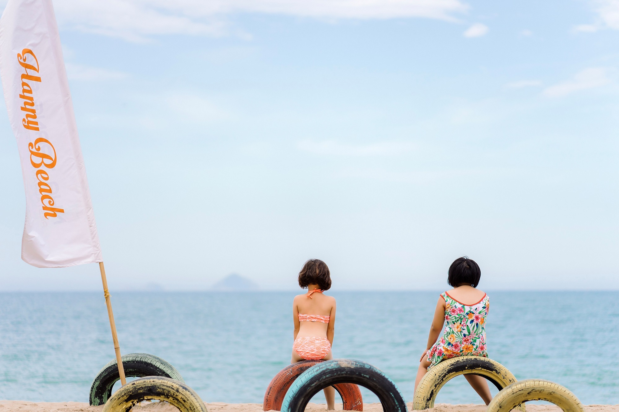 Thuý Nga khoe dáng với bikini chơi đùa cùng con gái-11