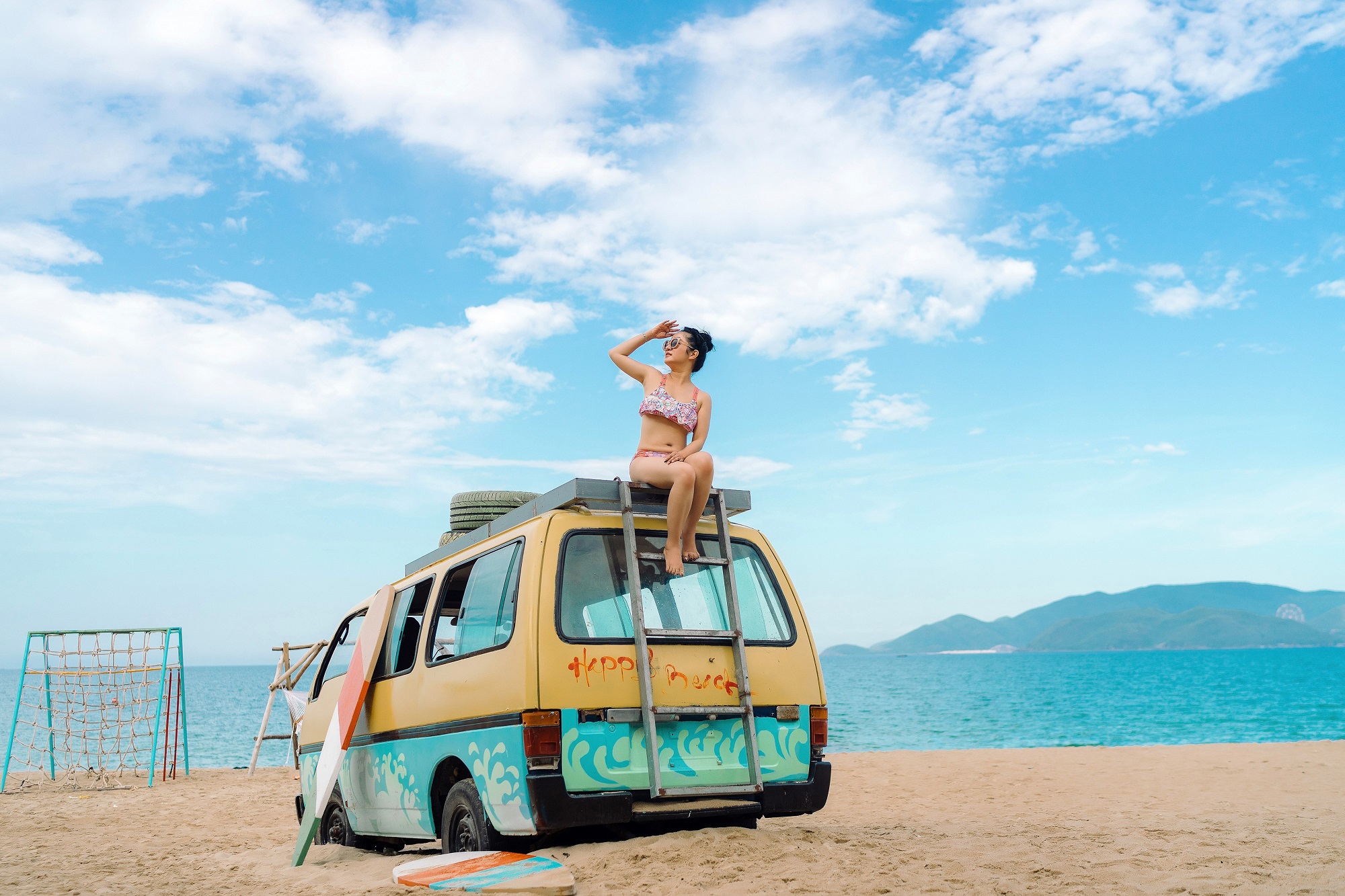 Thuý Nga khoe dáng với bikini chơi đùa cùng con gái-12