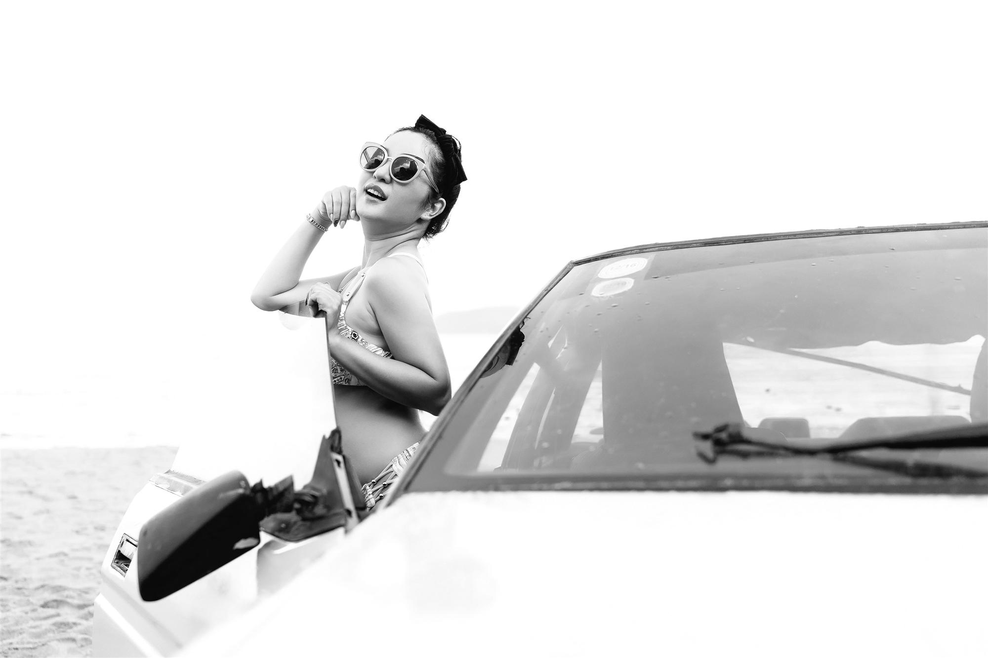 Thuý Nga khoe dáng với bikini chơi đùa cùng con gái-14