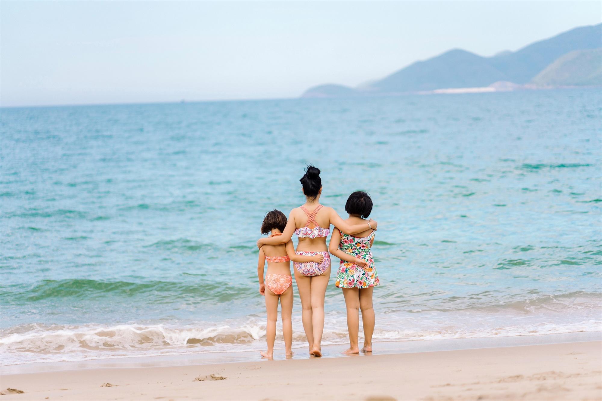 Thuý Nga khoe dáng với bikini chơi đùa cùng con gái-8