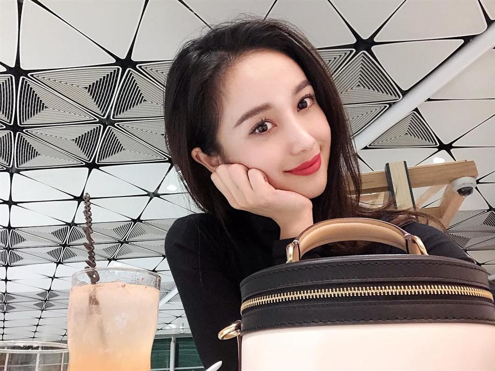 Jun Vũ cầm túi xách hàng hiệu hẳn hoi mà fan lại tưởng đói ăn phải xách nồi cơm đi chơi-1