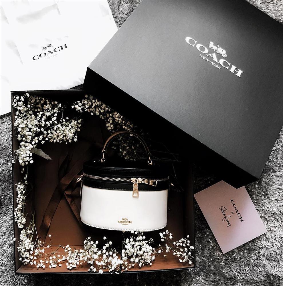 Jun Vũ cầm túi xách hàng hiệu hẳn hoi mà fan lại tưởng đói ăn phải xách nồi cơm đi chơi-7