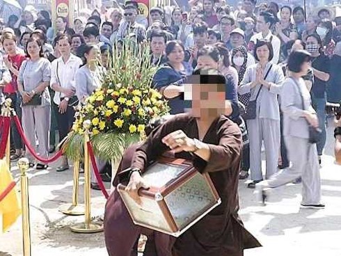Nam thanh niên xông xáo giúp việc tại lễ cất nóc chùa rồi ôm hòm công đức biến mất