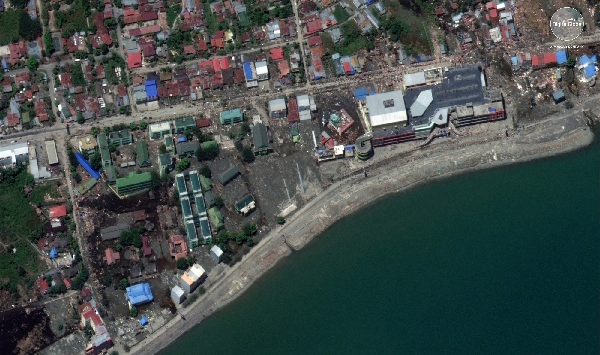 Bộ ảnh trước - sau này sẽ cho bạn thấy trận động đất khiến ít nhất 1.200 người chết ở Palu, Indonesia khủng khiếp như thế nào-5