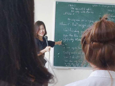 Cô giáo nổi tiếng vì bức ảnh chụp lén trong lớp học: Đã yêu cầu nhiều trang gỡ ảnh xuống-9