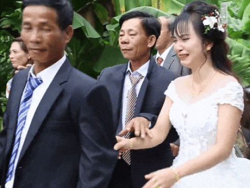 Khoảnh khắc cô dâu níu tay chú ruột khi về nhà chồng khiến bao người xúc động