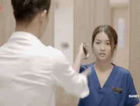 Khả Ngân lại bị chê đờ đẫn và vô cảm khi diễn lại cảnh khăn bay kinh điển trong Hậu Duệ Mặt Trời-1